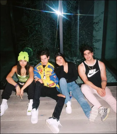 Qui sont les personnes sur cette photo ?