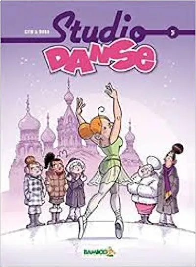 Comment s'appelle la personne tout à droite (elle est professeure de danse classique) ?