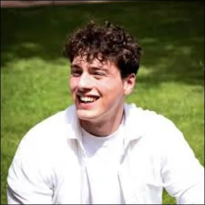 Ce youtubeur fait un peu de tout, il a des cheveux bouclés et a déjà plus de 800 000 abonnés. De qui s'agit-il ?