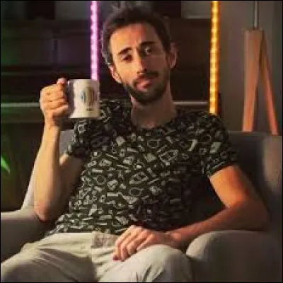 Ce youtubeur fait partie du groupe "Le Tatou", il a lancé sa chaîne solo et parle notamment du fonctionnement de la télévision et de YouTube. De qui s'agit-il ?