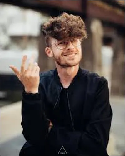 Ce youtubeur est belge et propose des vidéos courtes avec différents thèmes tournés en humour. De qui s'agit-il ?