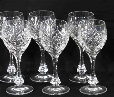 Que contient le cristal de plus que le verre ?