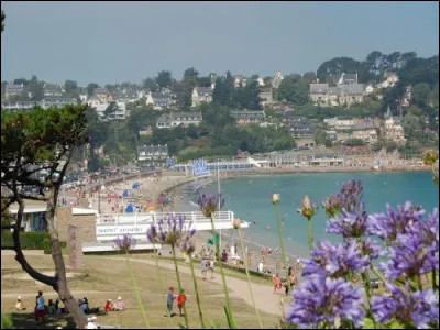 Petite ville bretonne de 8 000 habitants, station balnéaire sur la côte de granit rose :