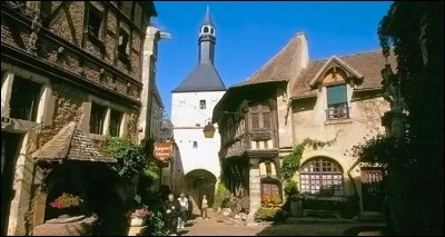 Petite ville de 5 000 habitants et station thermale du département de Saône-et-Loire :
