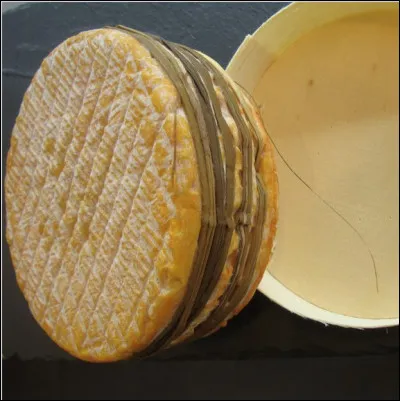 Quel est ce fromage normand au lait de vache maintenu sur la tranche par cinq lani&egrave;res d'o&ugrave; son surnom de "Colonel". Il a la forme d'un gros cylindre ?