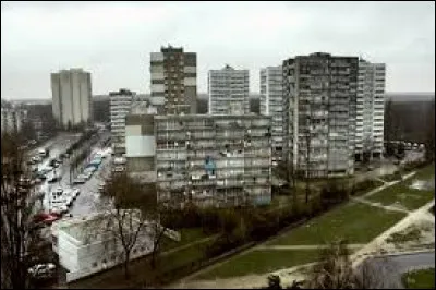 Athéna protège une ville, laquelle ?