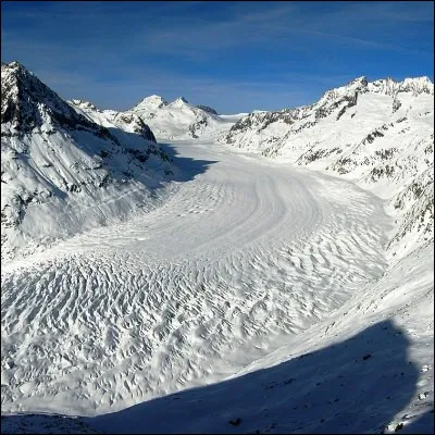 Quel type de relief est une vallée érodée par un glacier et envahi par la mer après le retrait du glacier ?