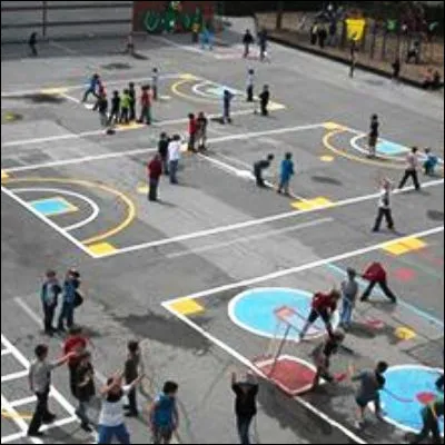 Quel jeu de cour de récré comprend des figures chinoises ou américaines ?