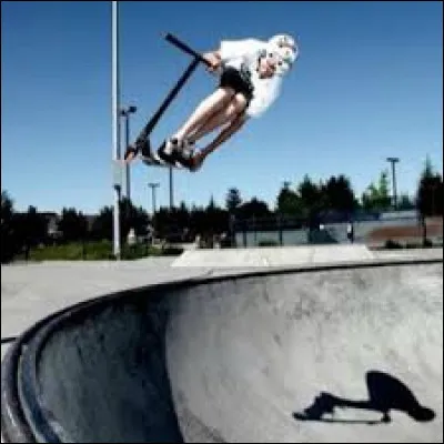 Qui est le youtubeur dont le sport est la trottinette et qu'il partage son sport avec d'autres personnes ?