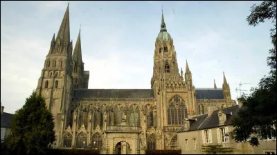 Cette ville, c&eacute;l&egrave;bre pour sa tapisserie retra&ccedil;ant, sous forme de broderie, la conqu&ecirc;te de l'Angleterre par Guillaume le Conqu&eacute;rant, premi&egrave;re ville lib&eacute;r&eacute;e en juin 1944, c'est ...