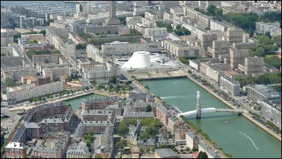 Cette grande ville maritime, dont le centre a &eacute;t&eacute; reconstruit apr&egrave;s avoir &eacute;t&eacute; an&eacute;anti par les bombardements de septembre 1944, c'est ...
