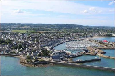 Cette petite ville, situ&eacute;e &agrave; l'extr&eacute;mit&eacute; nord du Cotentin, regardant vers l'est, longtemps place forte strat&eacute;gique sur la Manche, c'est ...