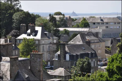 Cette ville, situ&eacute;e sur une colline face &agrave; la baie du Mont-Saint-Michel, a &eacute;t&eacute;, entre les 25 et 30 juillet 1944, l'enjeu d'une bataille avec la perc&eacute;e par les divisions blind&eacute;es am&eacute;ricaines pour ouvrir la route de la Bretagne : c'est ...