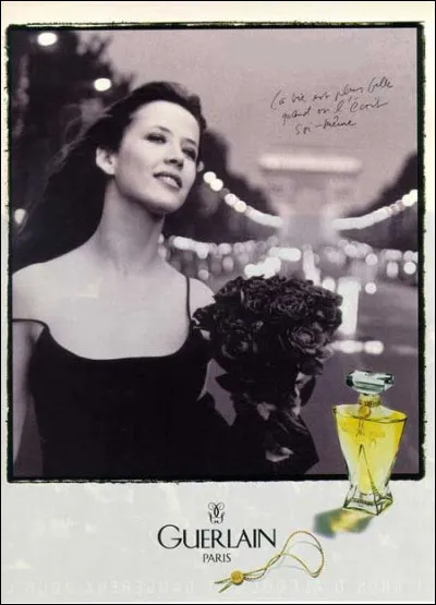 Conçu en 1996, voici une effluve où le cassis s'accorde à merveille avec la rose et la douceur du mimosa :