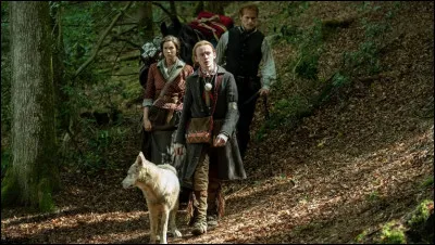 En 1768, Jamie et Claire décident de quitter River Run et refuse d'hériter de la maison de Jocasta tant qu'elle aura des esclaves à son service. Ils passent donc dans une forêt mais l'un des chevaux s'enfuit lorsqu'une tempête éclate. Claire se perd et se retrouve dans une souche. Que trouve-t-elle et que voit-elle avant de rejoindre Jamie au petit matin ? Que comprend-elle ?