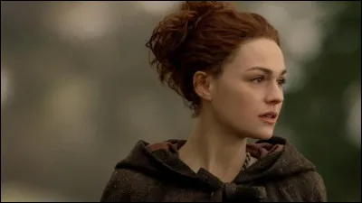 En 1971, Roger a repris son rôle de professeur. En feuilletant le livre de Bree, il découvre que Claire et Jamie sont toujours en vie (par le nom de leur maison). Il décide d'avertir Brianna, heureuse de la nouvelle. Cependant, son amie de passage en ville, lui apprend que Claire et Jamie sont morts dans les années 1970 lors de l'incendie de leur maison. Où se trouve Bree à cet instant ?