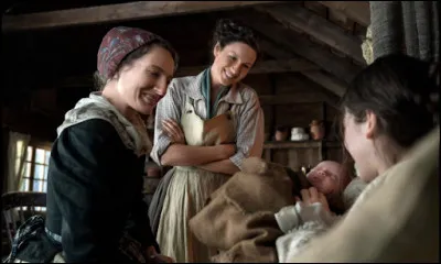 Claire de son côté, seule à la maison, a aidé une femme à accoucher (une voisine). Cependant, l'homme a tenté de tuer les Cherokee qui venait chercher l'eau du ruisseau. Claire a réussit à calmer les choses. Une semaine plus tard, que vient apprendre le pasteur à Claire ?