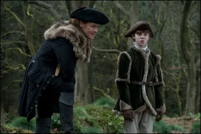 Peu de temps après le retour de Jamie, Murthag lui rend visite et décide de s'installer quelques temps avec eux. Lord John Grey vient à son tour lui rendre visite avec son fils, William (qui a à présent environ 12 ans). Grey tombe malade de la rougeole avant de partir. Claire décide de le garder et de le soigner le temps que Jamie et William partent quelques jours ensemble. Que font-ils ?
