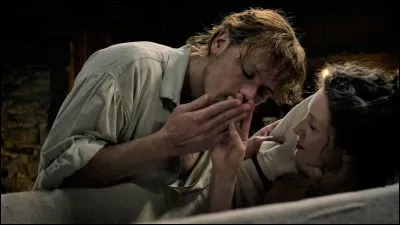 Après le départ de William et Grey, Jamie et Claire se retrouvent enfin seuls. Quel objet offre Jamie à Claire ?