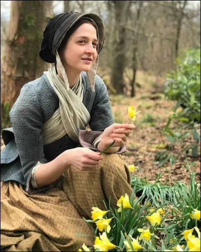 Ian offre à sa nièce vêtements et monnaie pour sa traversée à Ayr. En voulant payer sa place pour la traversée, Brianna est approchée par un homme qui veut offrir sa fille comme servante et lui faire éviter un mariage forcé. Brianna accepte. Comment se nomme cette femme ? De qui se rapprochera-t-elle dans la famille de Bree ?