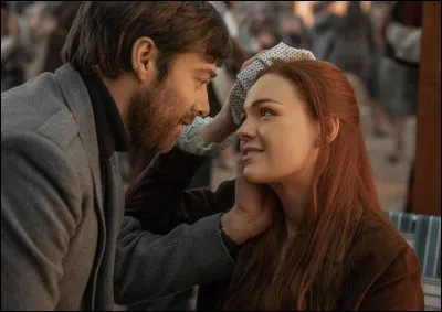 Après des jours à rechercher Brianna à Wilmington, Roger la retrouve enfin. Brianna avoue son amour et accepte la demande en mariage de Roger. Ils se promettent de se marier selon un rite écossais ancien et passent leur première nuit ensemble. Une dispute éclate lorsqu'elle apprend que Roger lui a caché pour ses parents. Il part et la laisse seule. Qui croise Brianna ? Que se passe-t-il ?