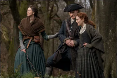 Brianna retrouve sa servante, qui comprend qu'elle a été violée mais pense que Roger est le coupable. Le lendemain, Stephen Bonnet force Roger à reprendre la mer avec lui sous peine de perdre une jambe pour ne pas avoir honoré son engagement. Il part sans pouvoir prévenir Brianna, qui le pense donc reparti pour l'Écosse. Brianna rencontre son père. Que fait-il lorsqu'elle le rencontre ?