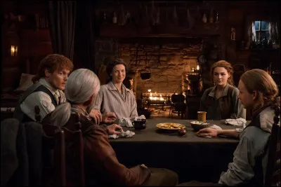 De retour à leur maison, Brianna retrouve sa mère et fait la connaissance de toute la famille. Un peu plus tard, Brianna avoue à sa mère qu'elle a été violée et qu'elle est enceinte de son violeur. Jamie furieux et mal informé par la servante de Bree, pense qu'il s'agit de Roger qui arrive devant leur maison. Que font Jamie et petit Ian ?