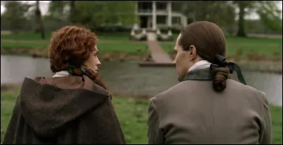 Au bout de quelques mois, sa grand-tante souhaite marier Brianna sachant qu'elle ne peut rester mère célibataire. Elle organise un bal avec plusieurs prétendants. Un invité d'honneur était présent : Lord John Grey. Que lui demande Bree le lendemain ?