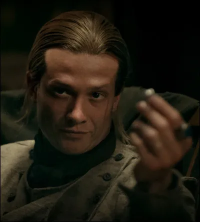 Jamie, Claire, Lesley et petit Ian sont partis en bateau fluvial pour River Run afin de retrouver tante Jacosta. Bonnet et ses pirates ont fait irruption sur le bateau durant la nuit pour battre Jamie et lui voler son argent. Lesley voulant protéger Claire, s'est fait trancher la gorge sous le regard de celle-ci... Se retrouvant seul avec Claire, que lui a volé Bonnet ?