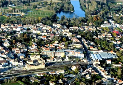 Cette petite ville de 5 400 habitants du d&eacute;partement de la Dordogne, situ&eacute;e dans l'ouest du d&eacute;partement, travers&eacute;e par l'Isle, c'est ...