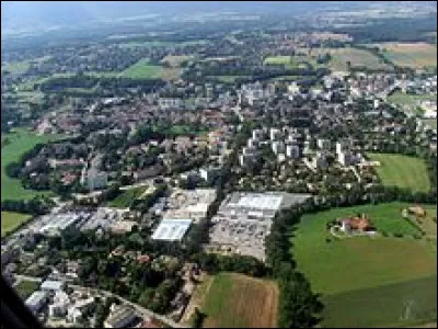 Cette ville de 9 500 habitants du d&eacute;partement de l'Ain, situ&eacute;e dans le pays de Gex &agrave; la fronti&egrave;re suisse, c'est ...