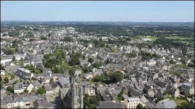 Cette petite ville de 7 000 habitants du d&eacute;partement du Finist&egrave;re, situ&eacute;e dans le Poher, territoire enserr&eacute; entre les monts d'Arr&eacute;e au nord et les montagnes Noires au sud, c'est ...