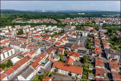 Cette ville de 11 000 habitants du d&eacute;partement de la Moselle, situ&eacute;e dans l'agglom&eacute;ration de Forbach, limitrophe de l'Allemagne, c'est ...
