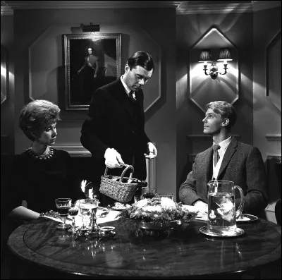 "The Servant", film britannique de 1963, dans lequel le personnage d'Hugo Barrett (Dirk Bogarde) est engagé comme domestique par un aristocrate paresseux, a été réalisé par ...