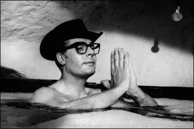 "Huit et demi" (Otto e mezzo) est un film dans lequel un cinéaste dépressif (Marcello Mastroianni) fuit le monde du cinéma et se réfugie dans un univers peuplé de souvenirs et de fantasmes. Quel cinéaste italien en est, en 1963, le réalisateur ?