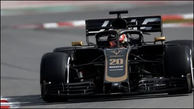 Haas est l'une des écuries les plus jeunes car celle-ci a débuté en F1 lors de la saison 2016. Parmi ses pilotes de la saison 2019, voici le pilote danois. Qui pilote la Haas numéro 20 ?