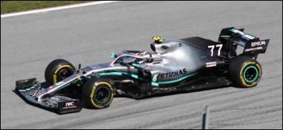 Allons voir cette flèche d'argent : quel pilote participe au championnat de Formule 1 avec la voiture 77 ?