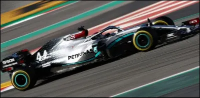 Si vous avez reconnu le pilote de la voiture 77, il vous sera aisé de me nommer le pilote de la voiture 44. Qui pilote la voiture 44 ?