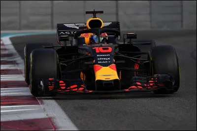Pilote français promu chez Red Bull avant d'être vite rétrogradé chez Toro Rosso lors de la saison 2019, le numéro de sa voiture est resté le même : le numéro 10. Quel pilote a le numéro 10 sur sa voiture ?