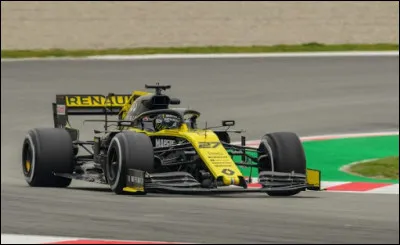 Ce pilote allemand détient un triste record, celui du nombre de courses sans podium. Le numéro 27 se trouve sur la voiture. Qui la pilote ?