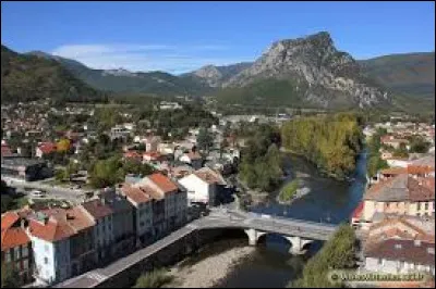 Petite ville de 3 000 habitants du département de l'Ariège, située dans la vallée de l'Ariège, dominée par les premiers sommets pyrénéens :