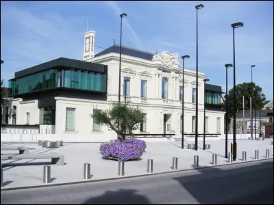 Ville de 14 000 habitants du département du Maine-et-Loire, située dans l'agglomération d'Angers, longtemps connue pour ses ardoisières :