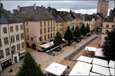 Ville lorraine de 40 000 habitants, située sur la Moselle, au centre d'une agglomération de plus de 100 000 habitants :