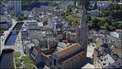 Ville de 14 000 habitants du département de la Corrèze, située dans une partie très encaissée de la rivière Corrèze :