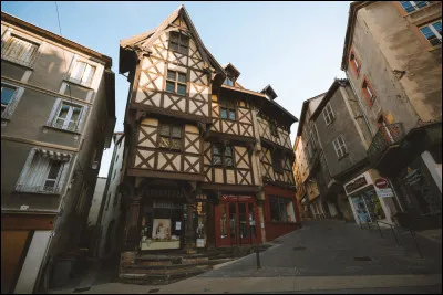 Ville de 11 000 habitants du département du Puy-de-Dôme, connue pour sa coutellerie, située dans la vallée encaissée de la Durolle, affluent de la Dore, sur les premiers contreforts du Forez :