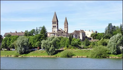 Petite ville de 5 500 habitants du département de Saône-et-Loire, située sur la Saône et dominée par l'abbaye Saint-Philibert :