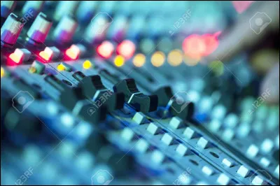 Tu travailles sur une de tes musiques, mais tu es en perte d'inspiration. À qui demandes-tu de l'aide ?