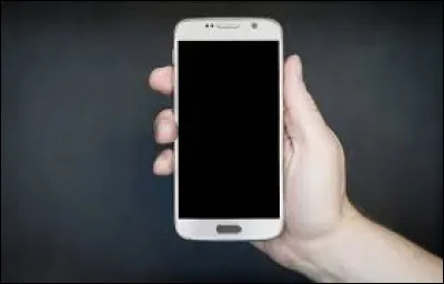 Tu as enfin retrouvé ton téléphone quand tu sens une main sur ton épaule, tu te retournes et tu vois Joyca te tenir l'épaule, il te demande si tu veux bien aller prendre un café avec lui. Que réponds-tu ?