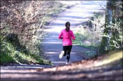 Vous arrivez enfin au café quand tout d'un coup en ouvrant la porte tu vois ton ex qui te frappait ; tu ressors du café en courant ; Joyca te demande pourquoi tu ne veux pas entrer dans le café. Que réponds-tu ?
