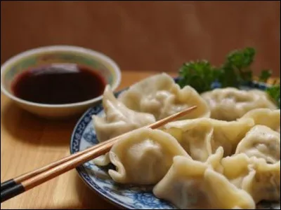 Quel est cet aliment asiatique, parfois surnommé le "ravioli chinois" ?